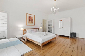 Chic 1-BR Apartment - Perfect Location